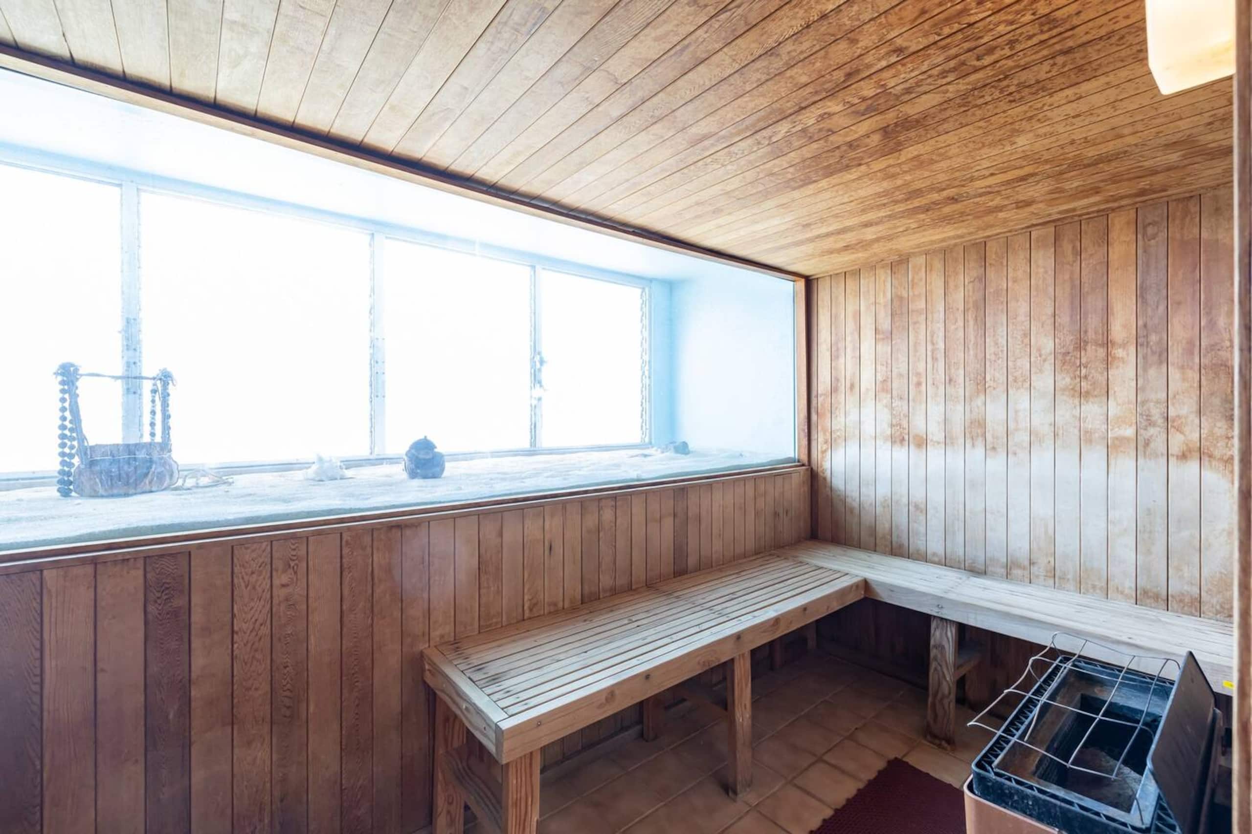 Condo in Honolulu · ★4.9 · 1 bedroom · 2 beds · 1 private bath - Image 26