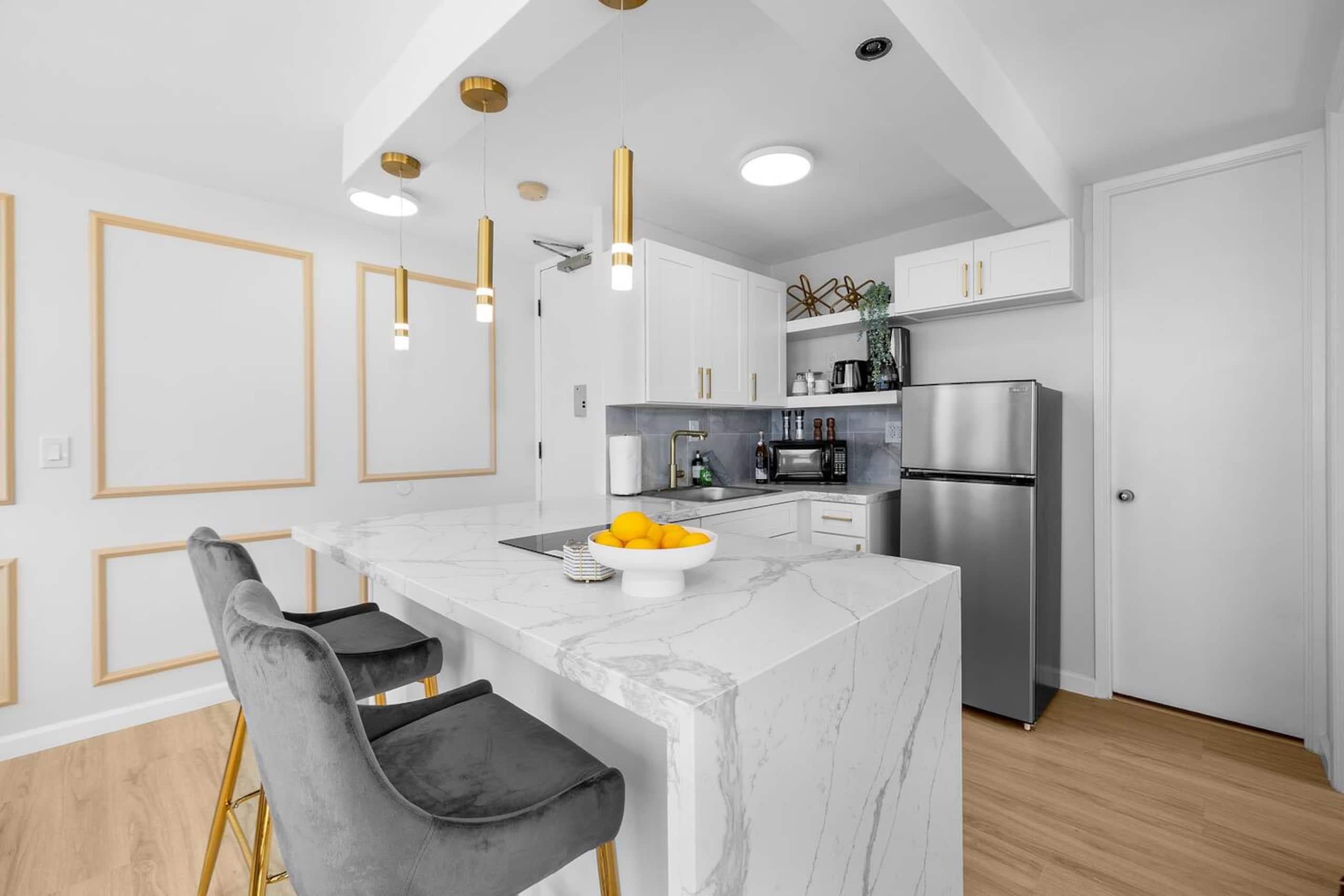 Condo in Honolulu · ★4.9 · 1 bedroom · 2 beds · 1 private bath - Image 17