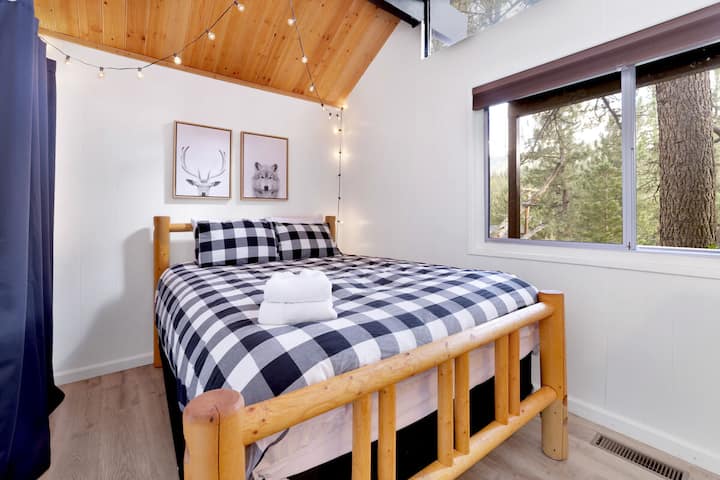 一楼卧室，配有标准双人床