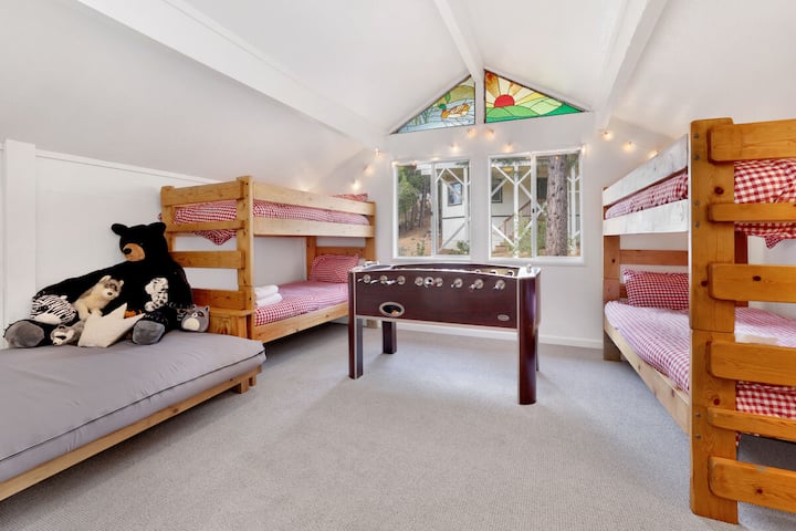 楼上卧室，配备 2 张双层床（每层 1 张单人床）、日式床垫、桌上足球桌