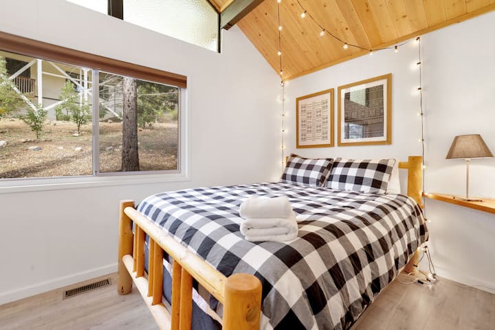 一楼卧室，配有标准双人床