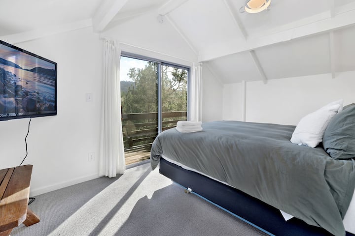 主卧在楼上，配备加大双人床，带阳台