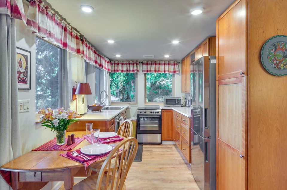 A lakefront cottage on Bosworth Lake, Snohomish, Washington, United States, photo 5 of 10