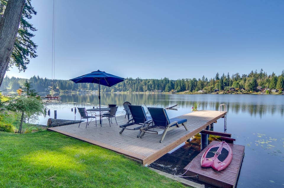 A lakefront cottage on Bosworth Lake, Snohomish, Washington, United States, photo 2 of 10
