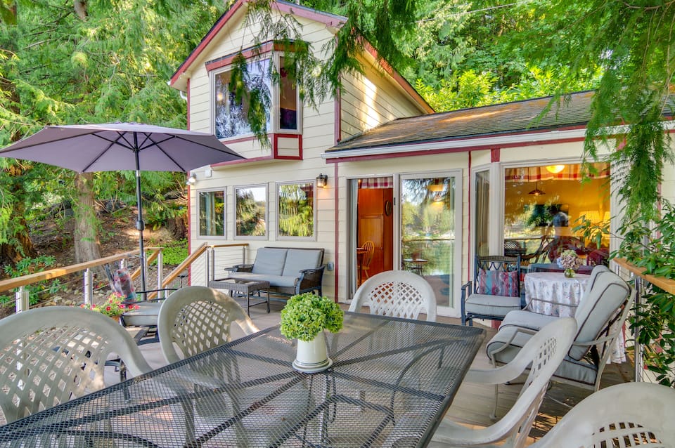 A lakefront cottage on Bosworth Lake, Snohomish, Washington, United States, photo 3 of 10