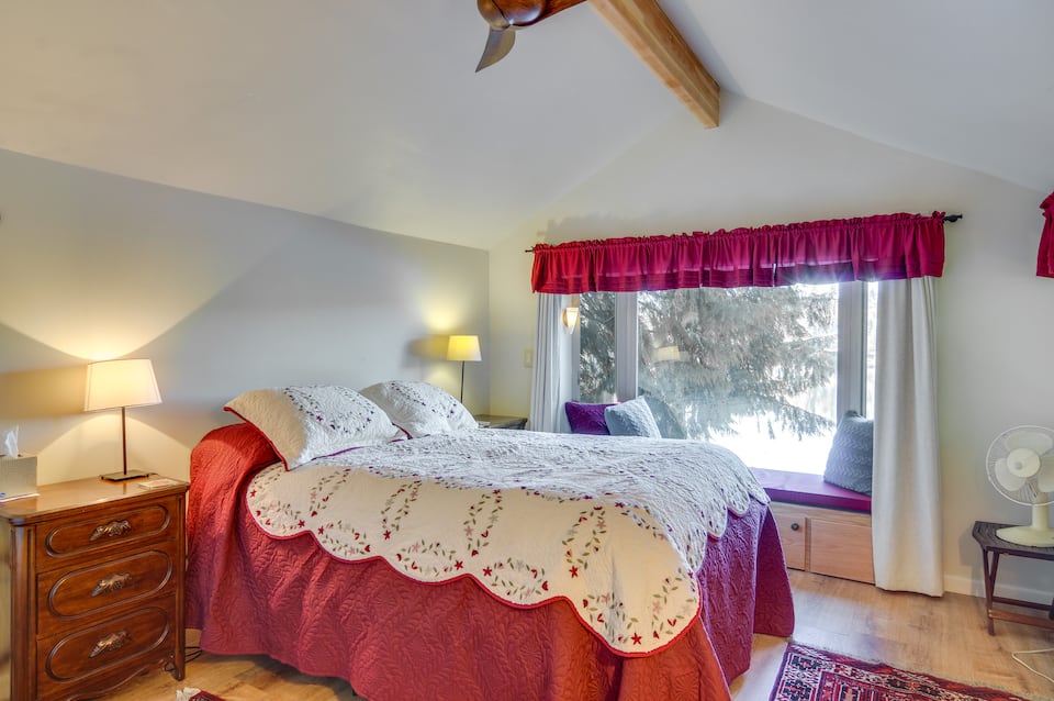 A lakefront cottage on Bosworth Lake, Snohomish, Washington, United States, photo 9 of 10