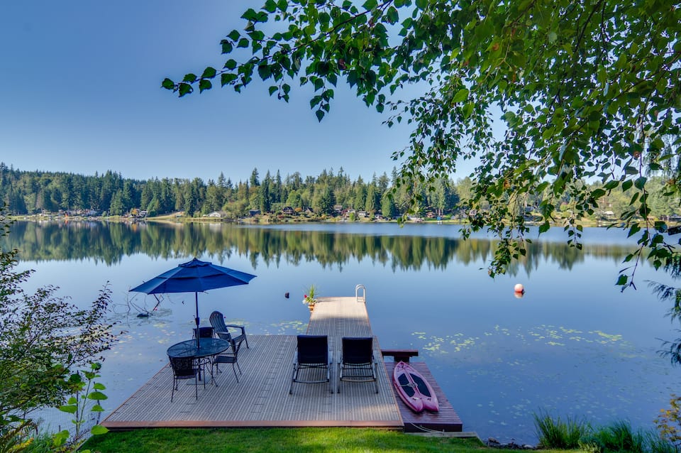 A lakefront cottage on Bosworth Lake, Snohomish, Washington, United States, photo 1 of 10
