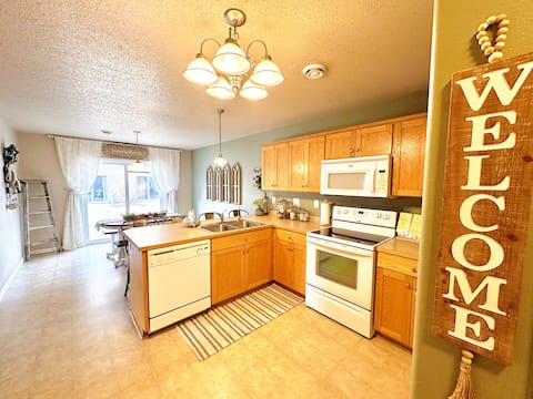 Cozy West Fargo Townhouse - 2 King Beds