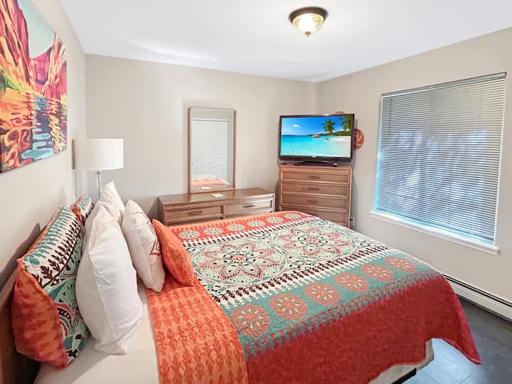 Chambre spacieuse avec vue sur l'arrière-cour et lit queen. À côté de la salle de bain partagée complète
