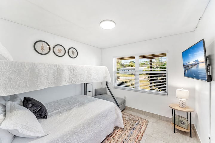 Удобно спие тројца.