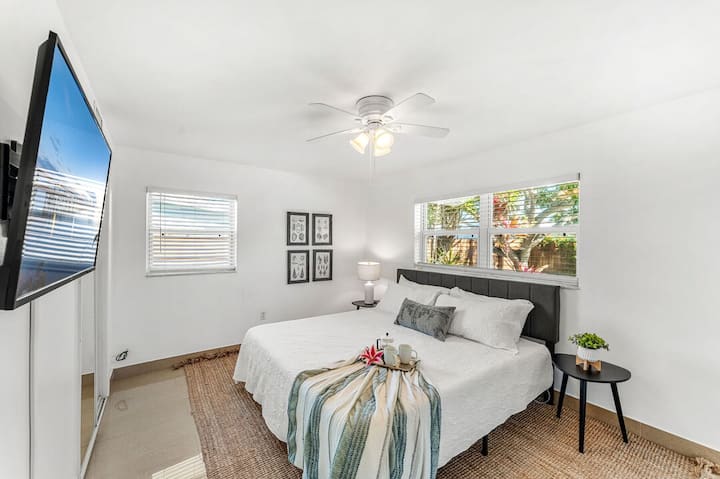 Чиста, мирна и удобна - оваа пространа спална соба е направена за длабок сон и бавни утра.