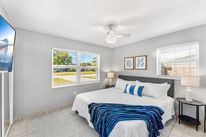 Разбудете се со природна светлина во оваа пространа спална соба која е подеднакво удобна и мирна.