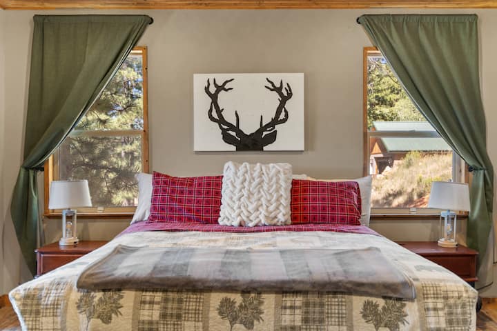 Retiro en el dormitorio principal: ¡te espera un acogedor con impresionantes vistas, encanto rústico y decoración elegante!