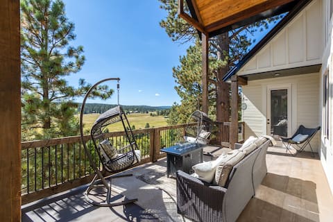 Hot Tub, Fire pit, 2 fam/kitchen's, Views, & games