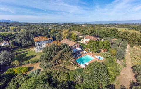 Awesome home in Fucecchio with jacuzzi