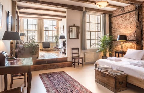 Successful Airbnb property: Classy Room 17th Century Canal House in Amsterdam
