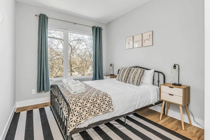 Habitación principal con cama tamaño queen y baño privado