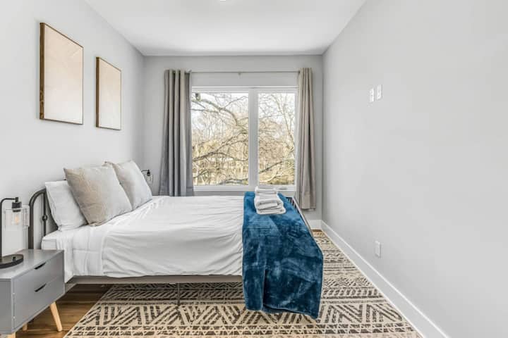 Habitación para huéspedes con cama tamaño queen y baño privado