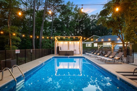 3 Acres * Huge Hot Tub * Pool * Firepit Courtyard