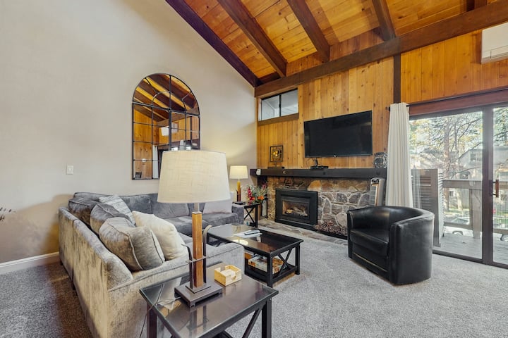 Open 2br With Loft, Private Beach Access & Pools - Lago Tahoe