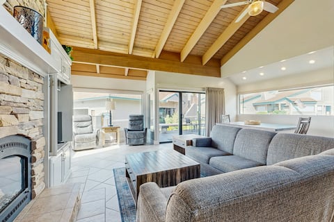 4BR lakeview with two lofts, pools, and hot tubs