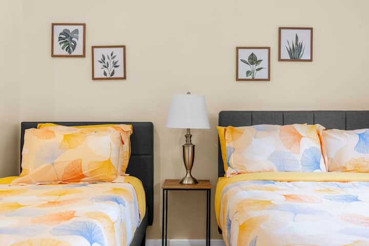 Aquí está el cuarto dormitorio con una cama de tamaño completo y una cama doble en el nivel superior