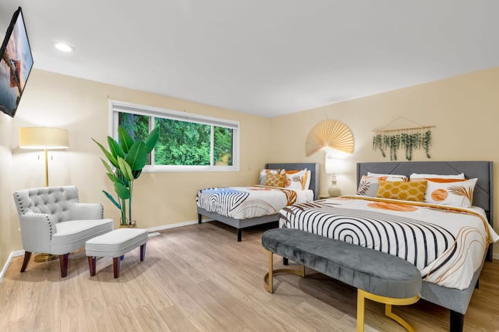 Aquí está el segundo  dormitorio con una cama tamaño queen y una cama de tamaño completo en el nivel superior.
