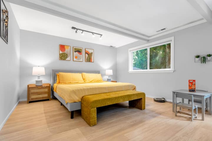 Este es el primer dormitorio con una cama tamaño king en el nivel inferior.