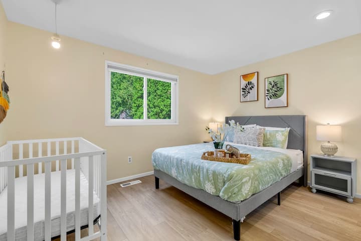 Este es el tercer dormitorio con la cama tamaño queen y una cuna para bebés.