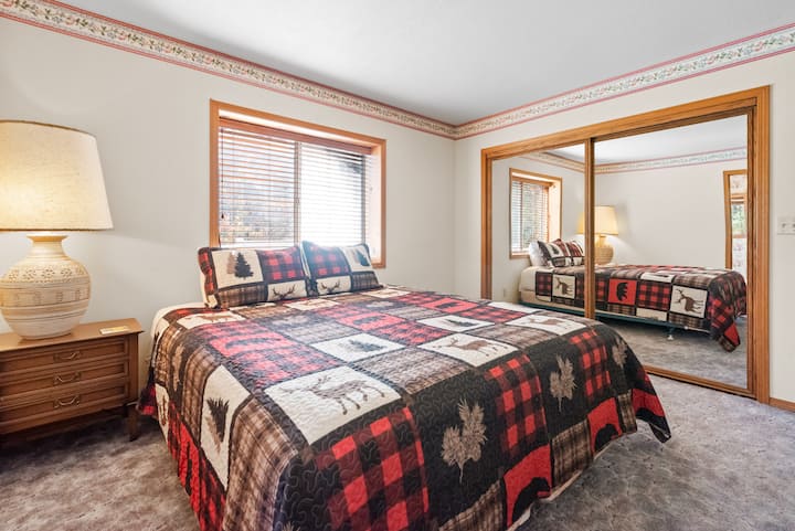 Lit King Size avec salle de bain complète attenante avec télévision (2 personnes)