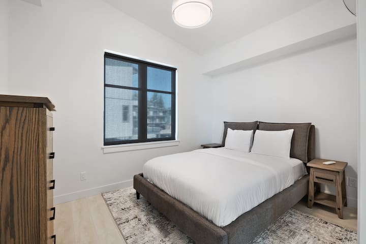 Тази светла стая разполага с уютно легло с удобни възглавници. През прозореца струи естествена светлина. Ще намерите дървен скрин за вещите си и нощно шкафче до леглото. 