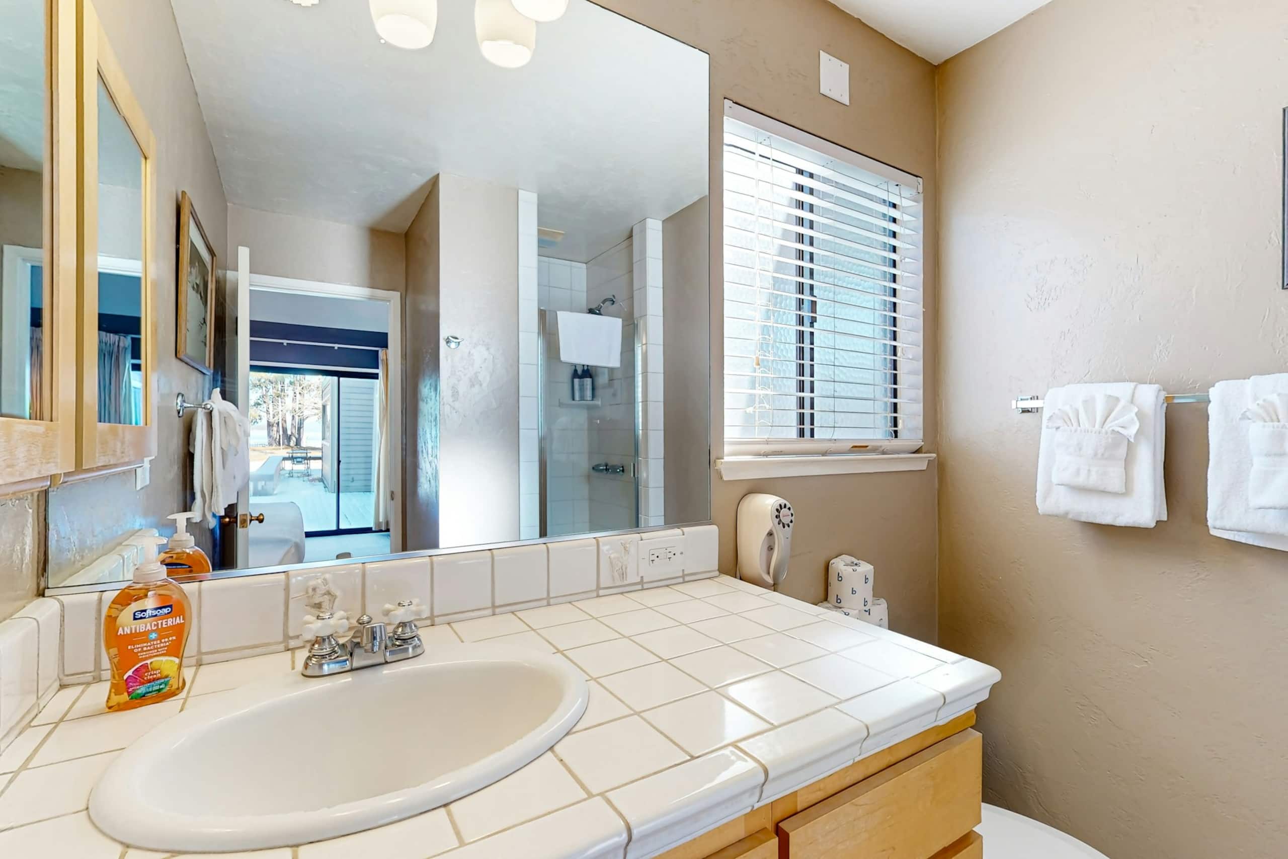 Lakefront Townhome with Pier & Beach Access - Photo 12