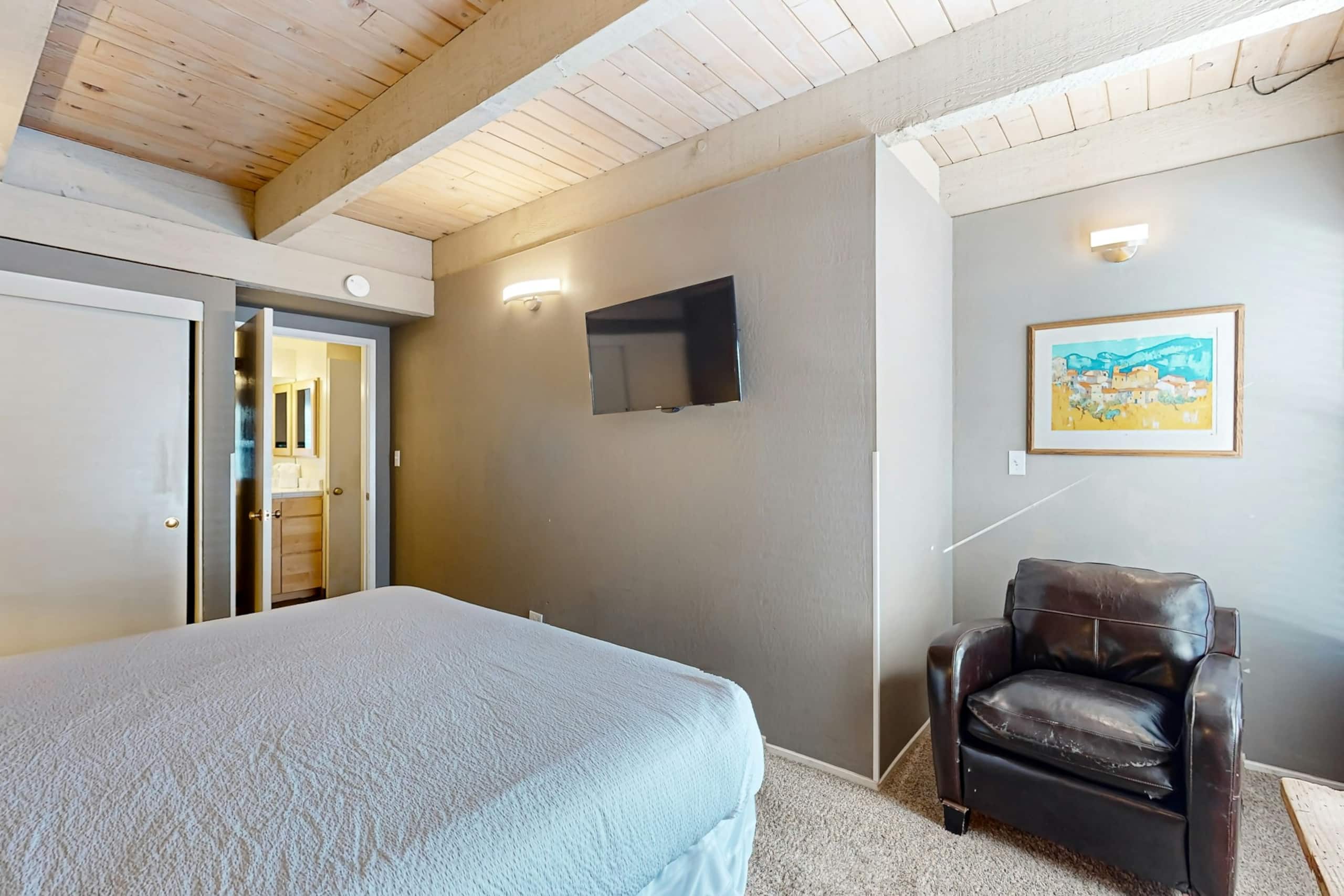 Lakefront Townhome with Pier & Beach Access - Photo 14