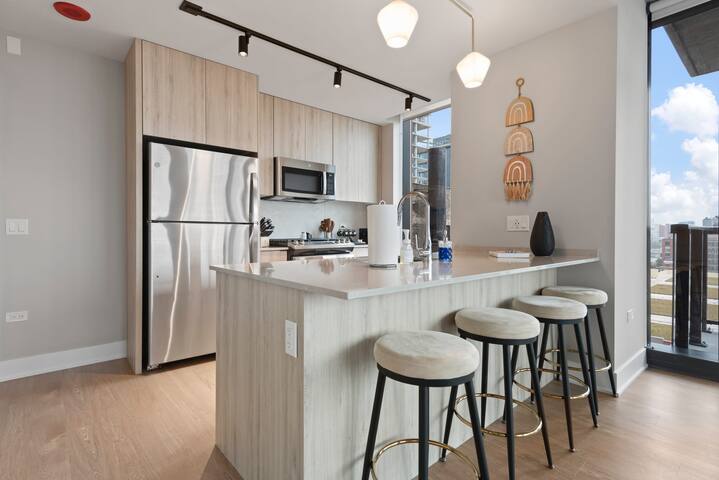 High-End West Loop 2BR + City Views & Walkability gallery image 2