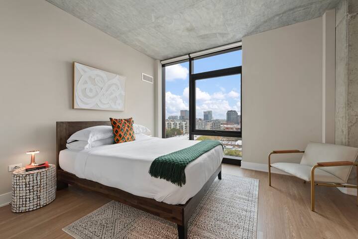 High-End West Loop 2BR + City Views & Walkability gallery image 3