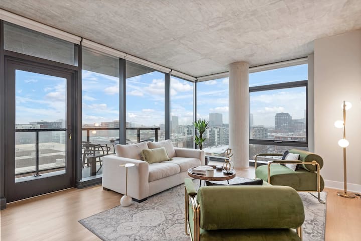 High-End West Loop 2BR + City Views & Walkability