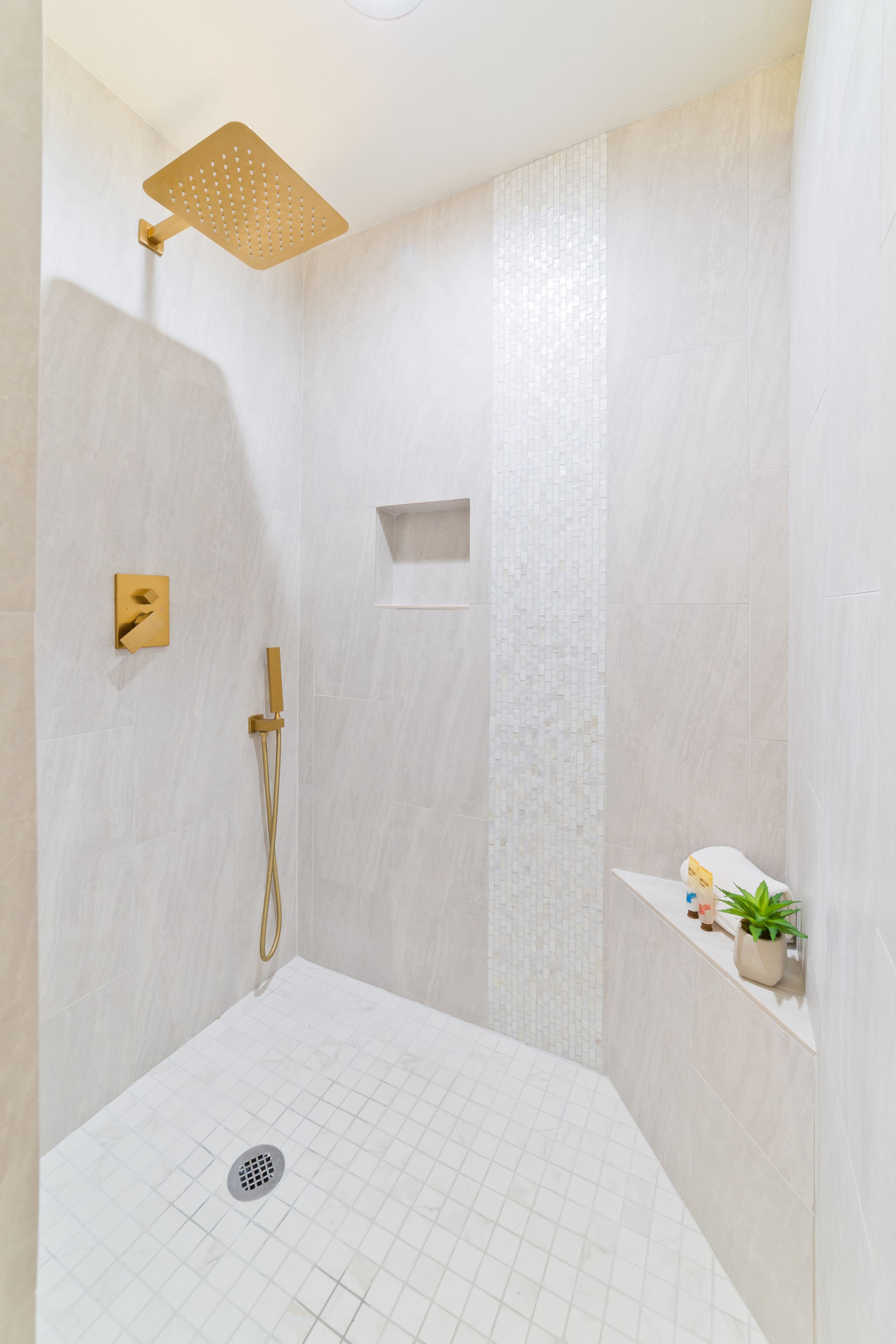 Condo in Kailua-Kona · ★4.71 · 3 bedrooms · 6 beds · 3 private baths - Image 22