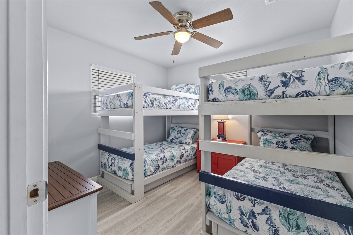 Ორსართულიანი ოთახი 4 ორადგილიანი ბუნკერით