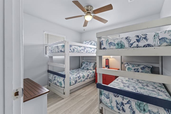 Chambre avec lits superposés avec 4 lits jumeaux