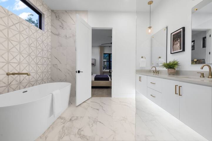 Stylish Southern Home | Heated Pool gallery image 4