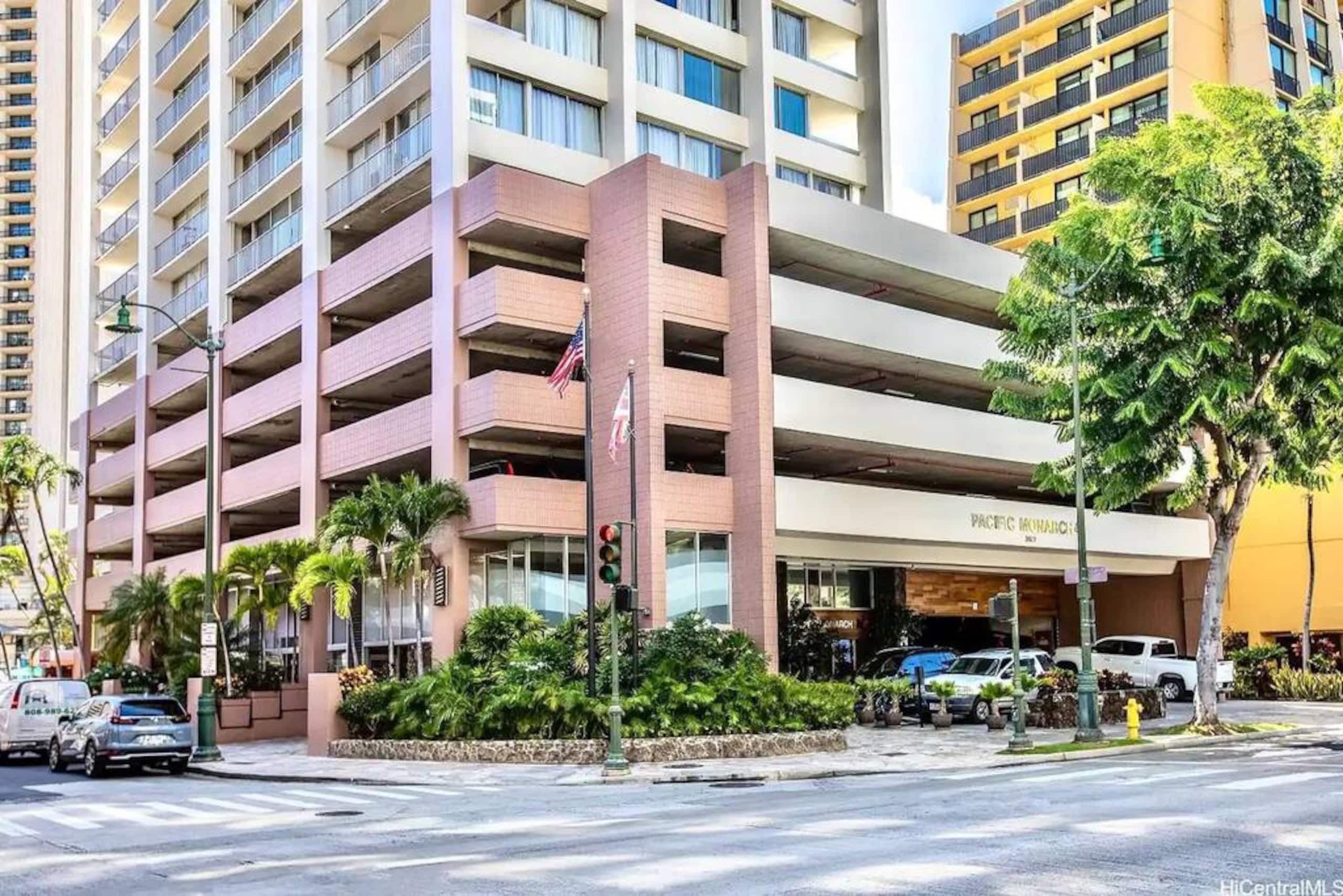 Condo in Honolulu · ★4.86 · Studio · 2 beds · 1 bath - Image 29