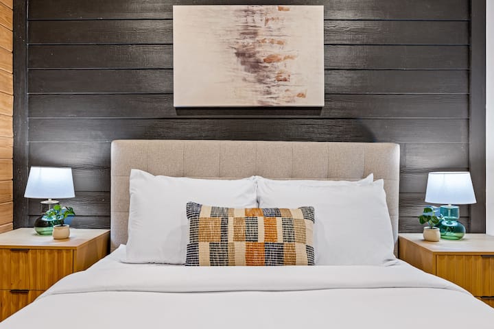 غرفة نوم الطابق الأول - سرير كوين