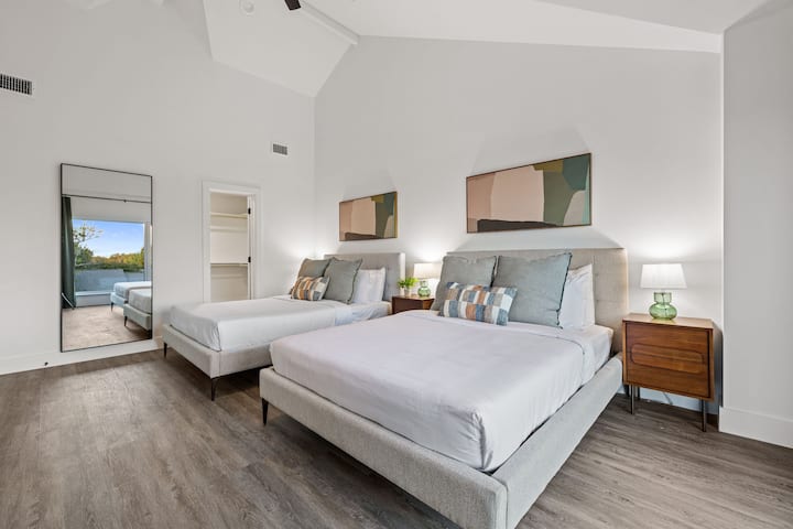 غرفة نوم في الطابق الثالث - سريران كوين مع حمام داخلي وتلفزيون