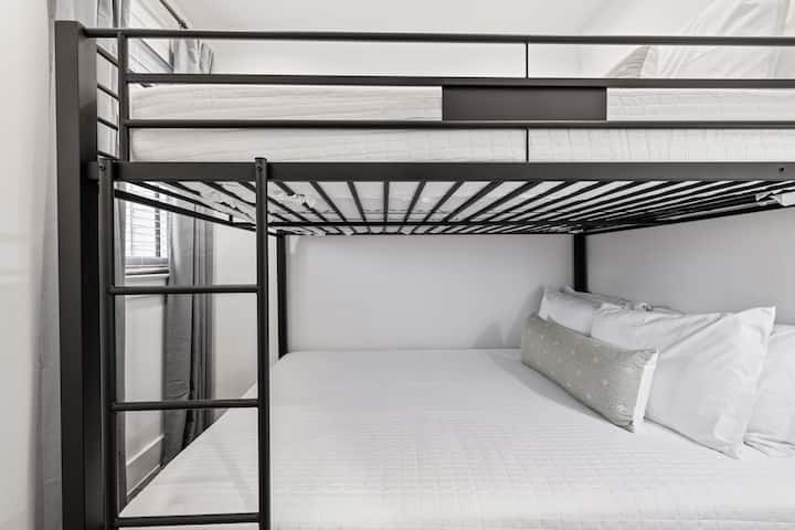 غرفة نوم في الطابق الثاني (صغيرة) - سرير بحجم كوين فوق سرير بطابقين