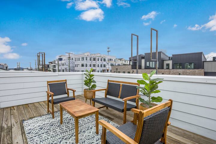 2 Homes – 8 Bedrooms – Sleeps 24! Rooftop Views!