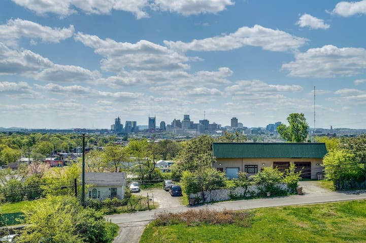 2 Homes – 8 Bedrooms – Sleeps 24! Rooftop Views! gallery image 2