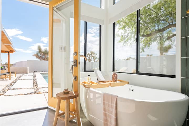 Joshua Tree Oasis: Lux Home, Pool and Pickelball - Houses for Rent