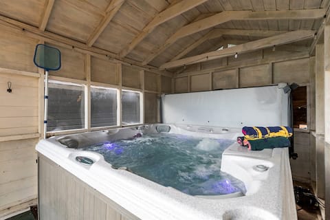 Fall on the lake: hot tub, firepit & cozy nights