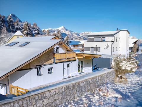 Luxurious chalet in the centre, ski bus nearby