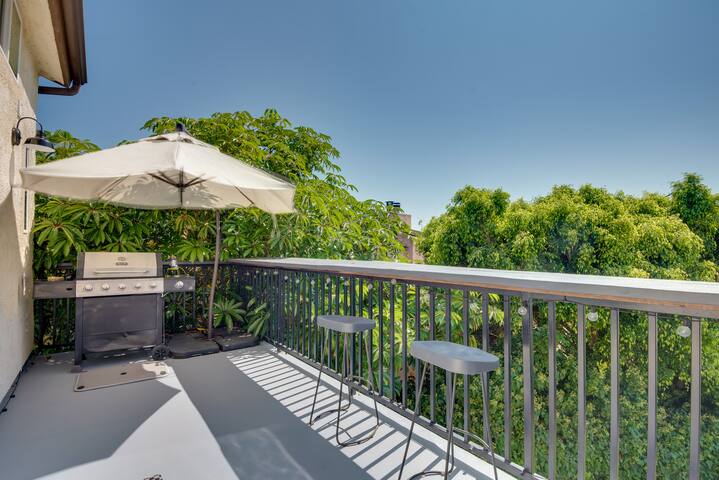 Malibu Retreat w/ Balcony & Mountain Views gallery image 3